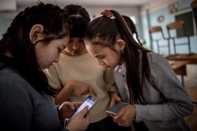 Kiber KRESZ az online bántalmazás ellen – szülőknek segít az UNICEF Magyarország